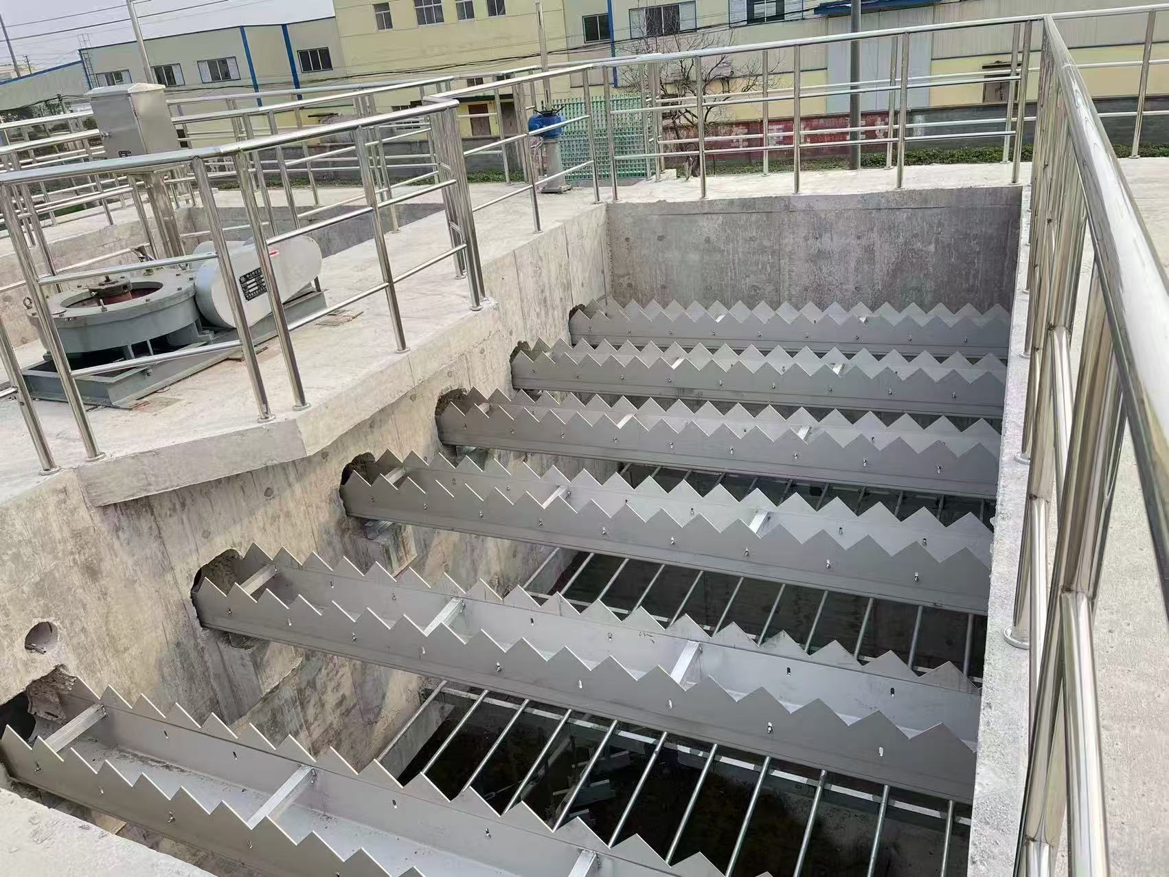 齿形集水槽-现场安装